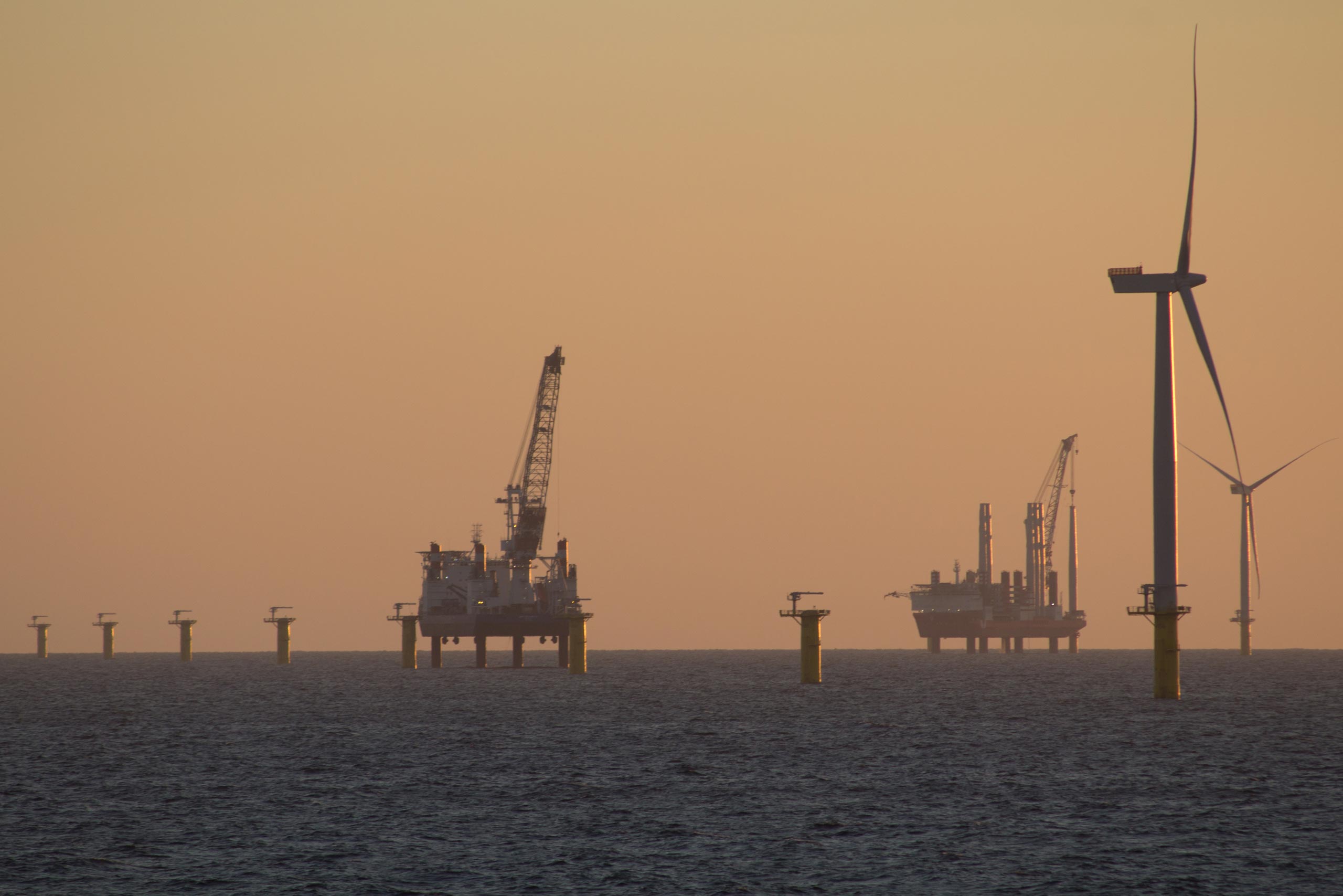 Jack-up wind turbine installation vessels