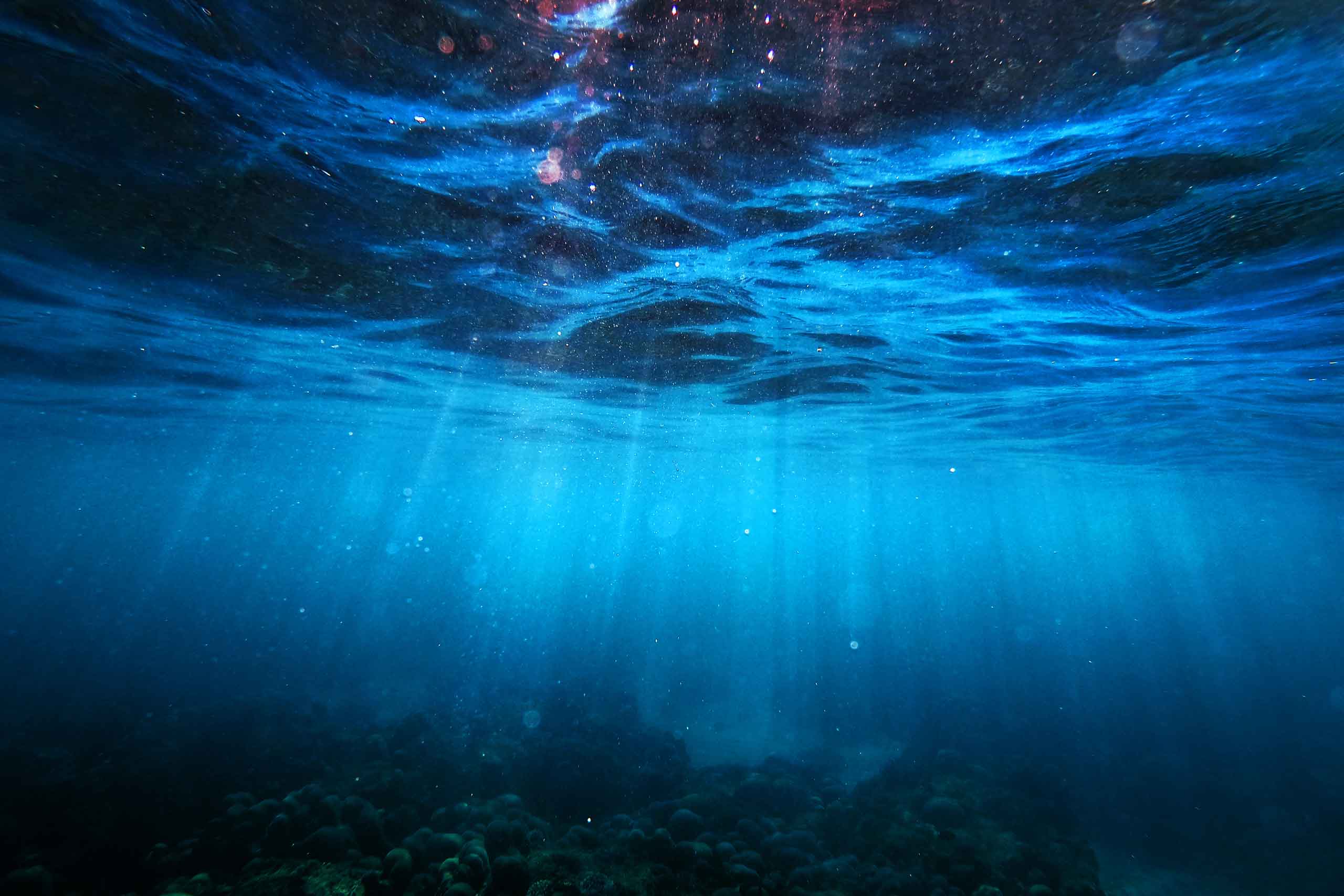 Underwater seabed ans sunrays